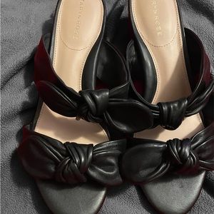 Black sandals with bows